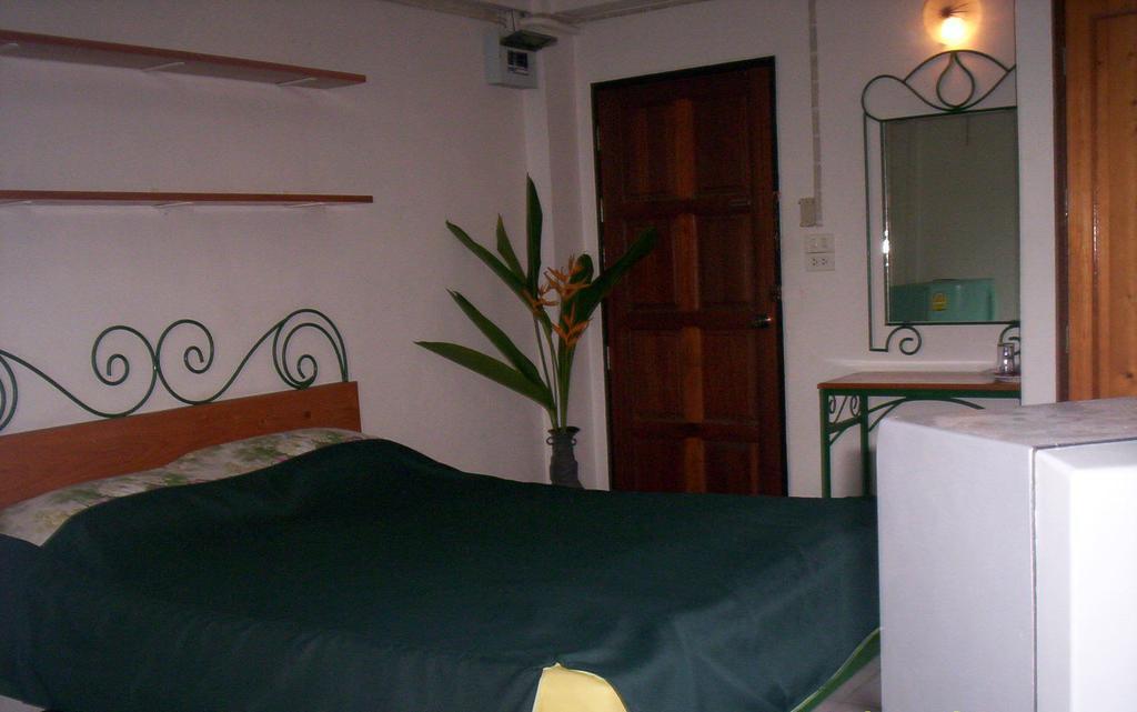 Baankhunmae Apartment Бангкок Номер фото