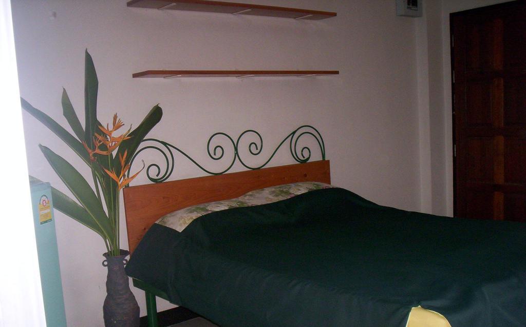Baankhunmae Apartment Бангкок Номер фото