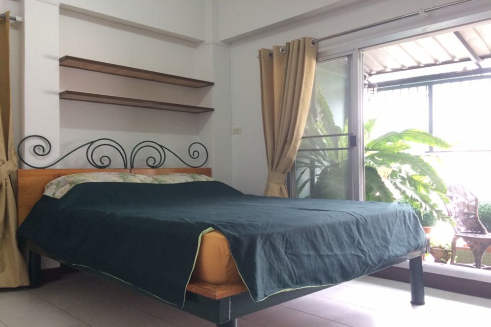Baankhunmae Apartment Бангкок Экстерьер фото